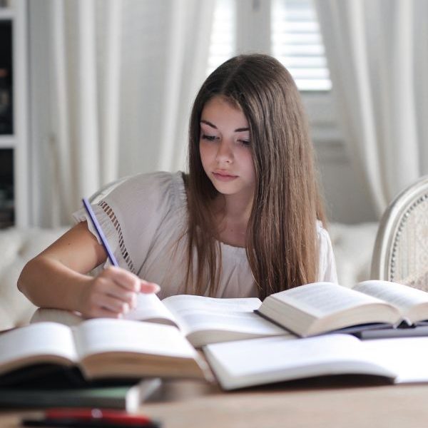 estudiante practicando la lectura diagonal